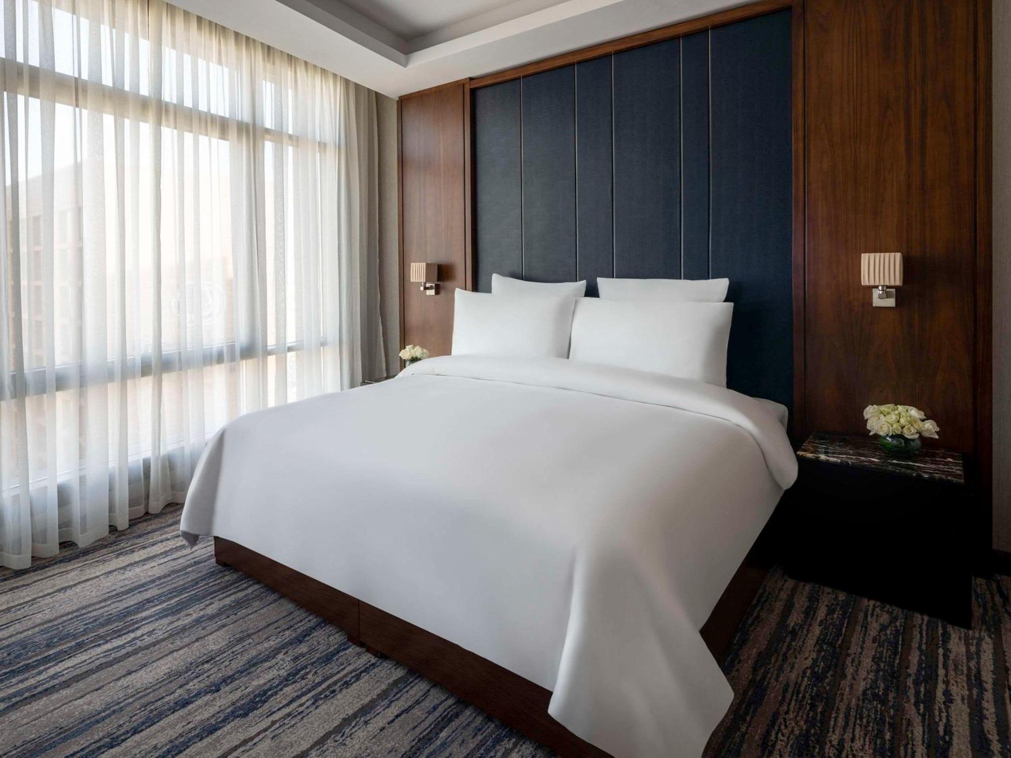 होटल Movenpick And Residences
